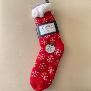 NWT Nollia plush Sherpa slipper socks w/non-skid sole red w/ white snowflakes ❄️